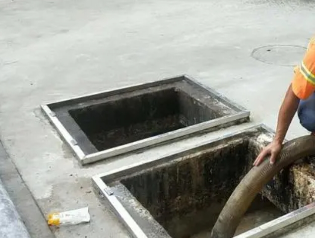 仲巴化粪池清理