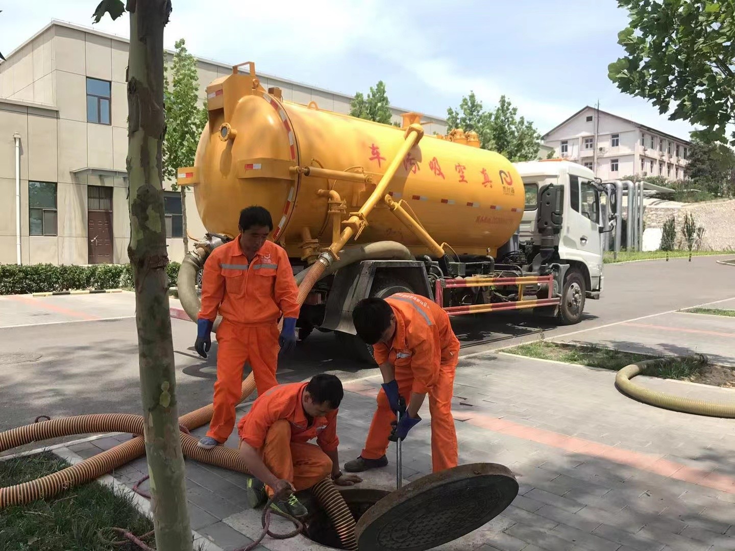 仲巴管道疏通车停在窨井附近