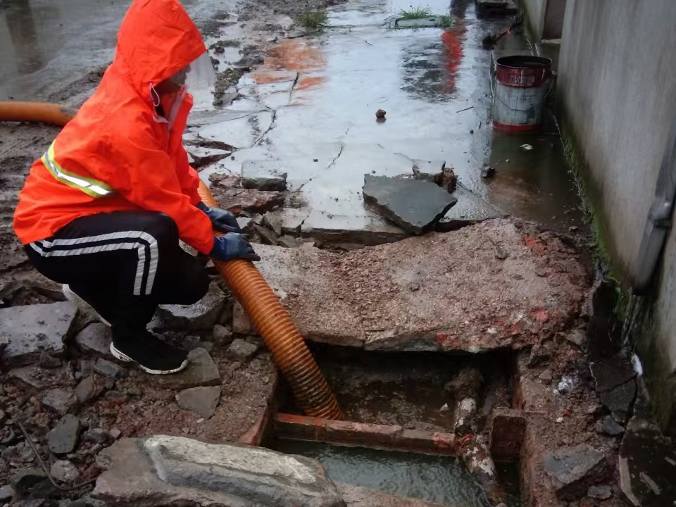 仲巴专业清理污水池 炜誉市政以规范流程守护城市 “肠道”